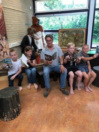 Dorestad doe boekje uitgedeeld op school1